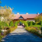 Bydynek z czerwonym dachem wśród zieleni