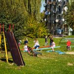 Dzieci bawią się na placu zabaw