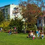 Dzieci bawią się na placu zabaw