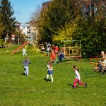 Dzieci bawią się na placu zabaw