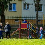 Dzieci bawią się na placu zabaw