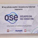 Tablica z białym tłem. Na tablicy kolorowe logotypy i tekst