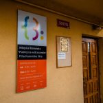 Zamknięte drzwi z naturalnego drewna prowadzące biblioteki