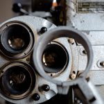 Obiektyw starego metalowego projektora filmowego