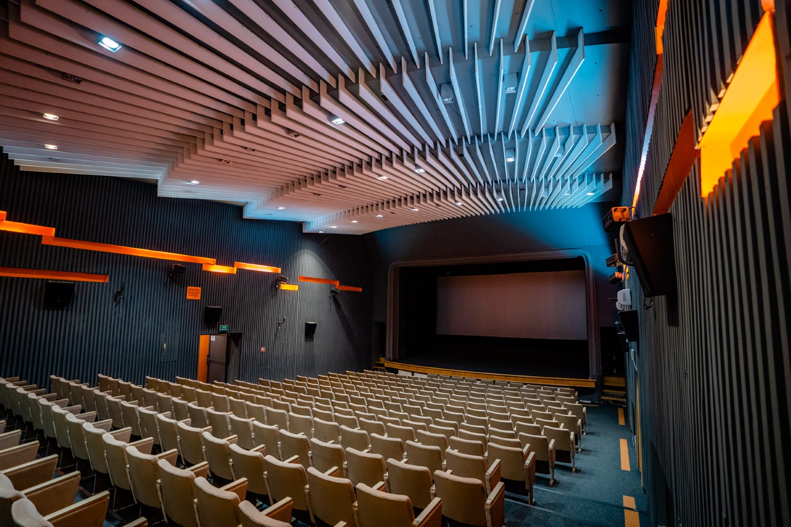 Pusta sala kinowa, kolorowo iluminowana