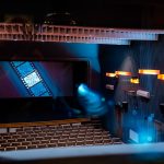 Kolorowo iluminowana sala kinowa z rzędami jasnych krzeseł