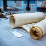 Papierowe rulony z czarnym tekstem w języku hebrajskim