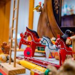 Drewniane kolorowe zabawki ustawione na serwecie