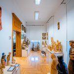 Wystawa rzeźb z drewna