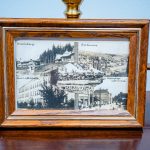 Czarno-biała pcztówka oprawiona w drewnianą ramkę