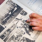 Dłoń wskazuje palcem na czarno-białe zdjęcie