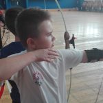 Młodzi zawodnicy strzelają z łuku