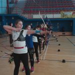 Młodzież strzela z łuku na hali