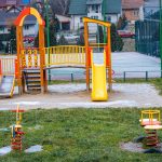Plac zabaw z kolorowymi urządzeniami do zabawy