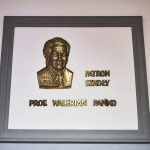 Mosięzna tablica upamiętniająca patrona szkoły