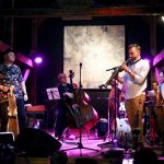 Koncert czteroosobowego zespołu muzycznego.