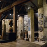 Wnętrze galerii dzieł sztuki z drewnianą podłogą. Sufit podparty jest drewnianymi filarami