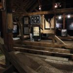 Wystawa obrazów i rzeźb w galerii na poddaszu