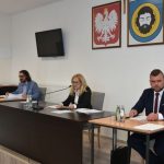 Grupa trzech osób słucha wypowiedzi innych osób.