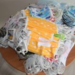 Maseczki uszyte z różnych tkanin i w różnych kolorach