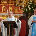 Ksiądz odprawia mszę świętą.