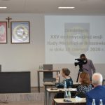 Grupa osób głosuje nad projektem uchwały.