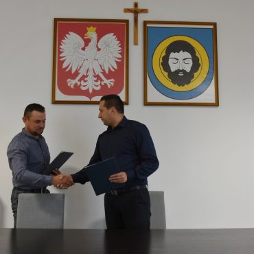 Młodzi mężczyźni się witają