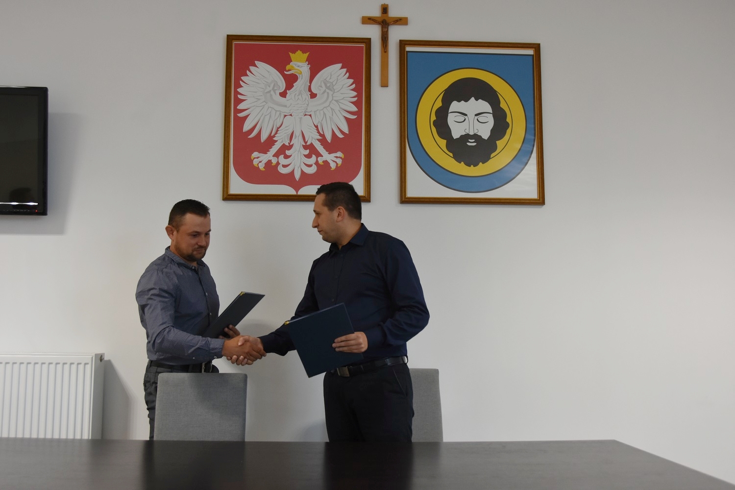 Młodzi mężczyźni się witają