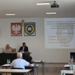 Grupa osób ogląda prezentację multimedialną.