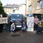 Grupa osób dziękuję za nowy samochód.