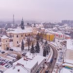 Zdjęcie z drona zaśnierzonego miasta. Z tyłu widac duży kościół z dwoma wieżami