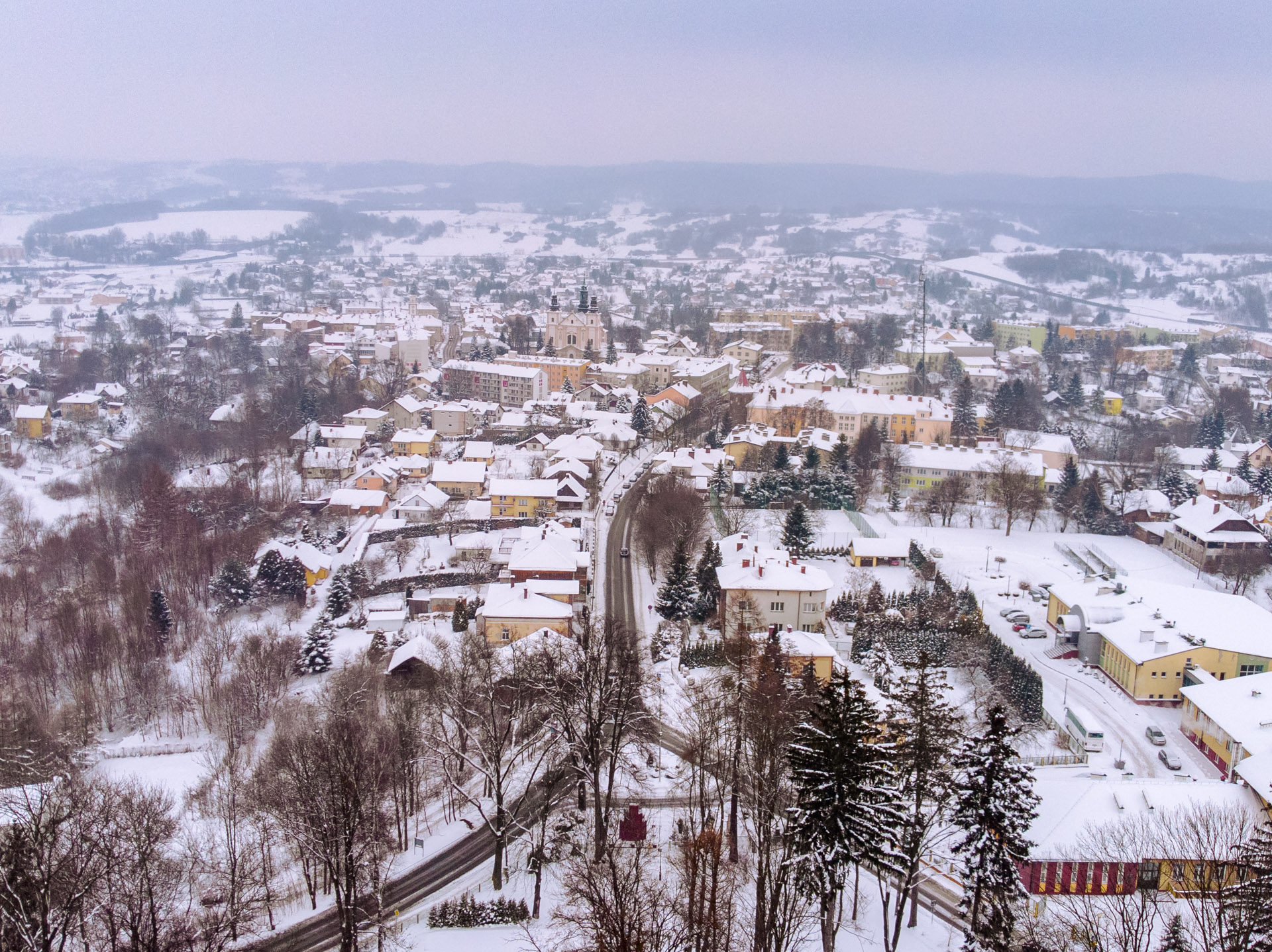 Zdjęcie z drona zaśnierzonego miasta