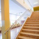 Odremontowane schody w szkole, zamontowana nowa barierka ze stali nierdzewnej.