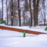 Zaśnierzona kolorowa huśtawka