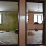 Widok na wnętrze dwóch mieszkań socjalnych obok siebie. Jedno jest koloru zielonego, drugie zaś koloru pomarańczowego.