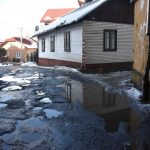 Droga asfaltowa bardzo zniszczona, koleiny, dziury. Prowadzi między budynkami wielorodzinnymi. Droga między tunelami.