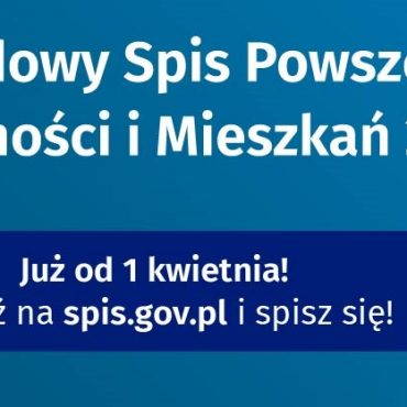Plakat zachęcający do spisu. Tło plakatu jest koloru niebieskiego, z lewej strony postacie rodziny: młodej kobiety, młodego i starego mężczyzny oraz dziewczynki.