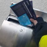 Ulotki są wsadzane do skrzynki na listy.