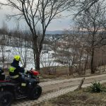 Mężczyzna jadący na quadzie.