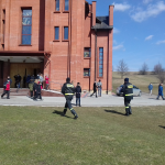 Grupa kilkudziesięciu osób wychodzi z kościoła.