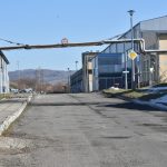 Droga asfaltowa między halami produkcyjnymi.