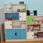 Regał na ksiązki i zabawki w przedszkolu.