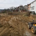 Teren rozkopany przez koparkę.