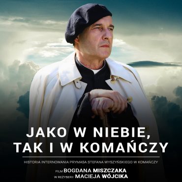 Plakat. Na środku mężczyzna w czarnej sutannie, na głowie czarny beret na ciemnym tle.