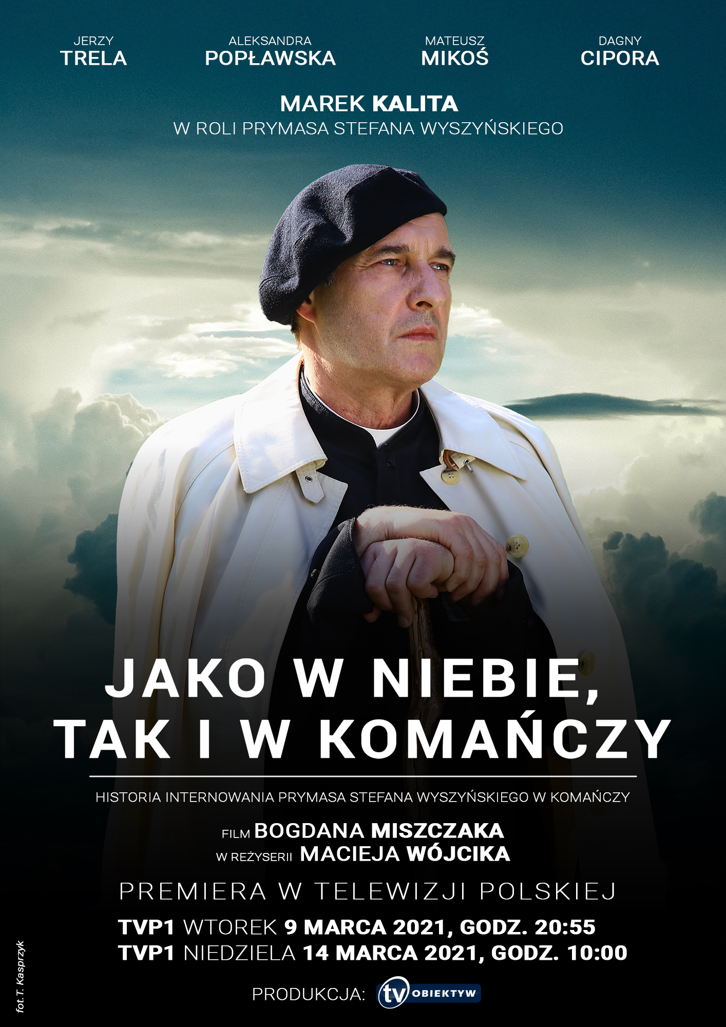 Plakat. Na środku mężczyzna w czarnej sutannie, na głowie czarny beret na ciemnym tle.