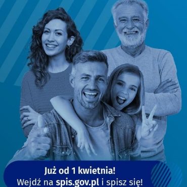 Plakat na ciemnym tle postacie kobiety, młodego i starszego mężczyzny oraz dziewczynki.