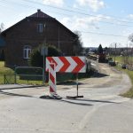 Droga w przebudowie. Przy wjeździe stoją znaki drogowe zakazujące wjazdu.