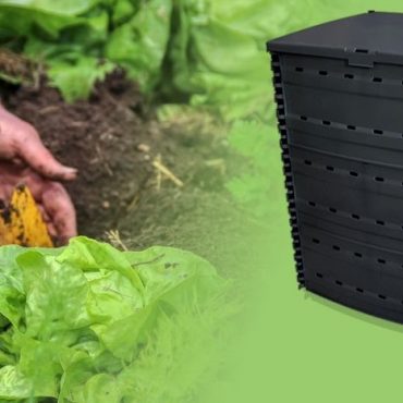 Grafika zdjęcie kompostownika i po prawej stronie w ręcełopatka i grzebie w ziemi.