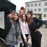 Dwie młode dziewczyną pozują do selfi z kucharkami z Masterchefa.