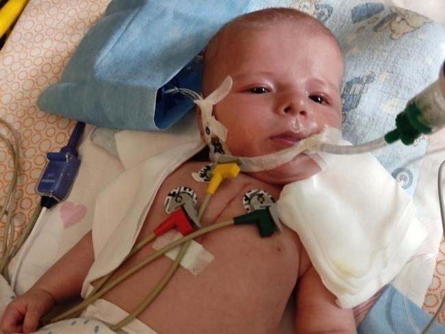 Malutki chłopczyk leży w inkubatorze, ma podłączone mnóstwo kabelków.